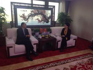 鄺遠(yuǎn)平與河南省工商聯(lián)副主席、鄭州市工商聯(lián)主席薛景霞